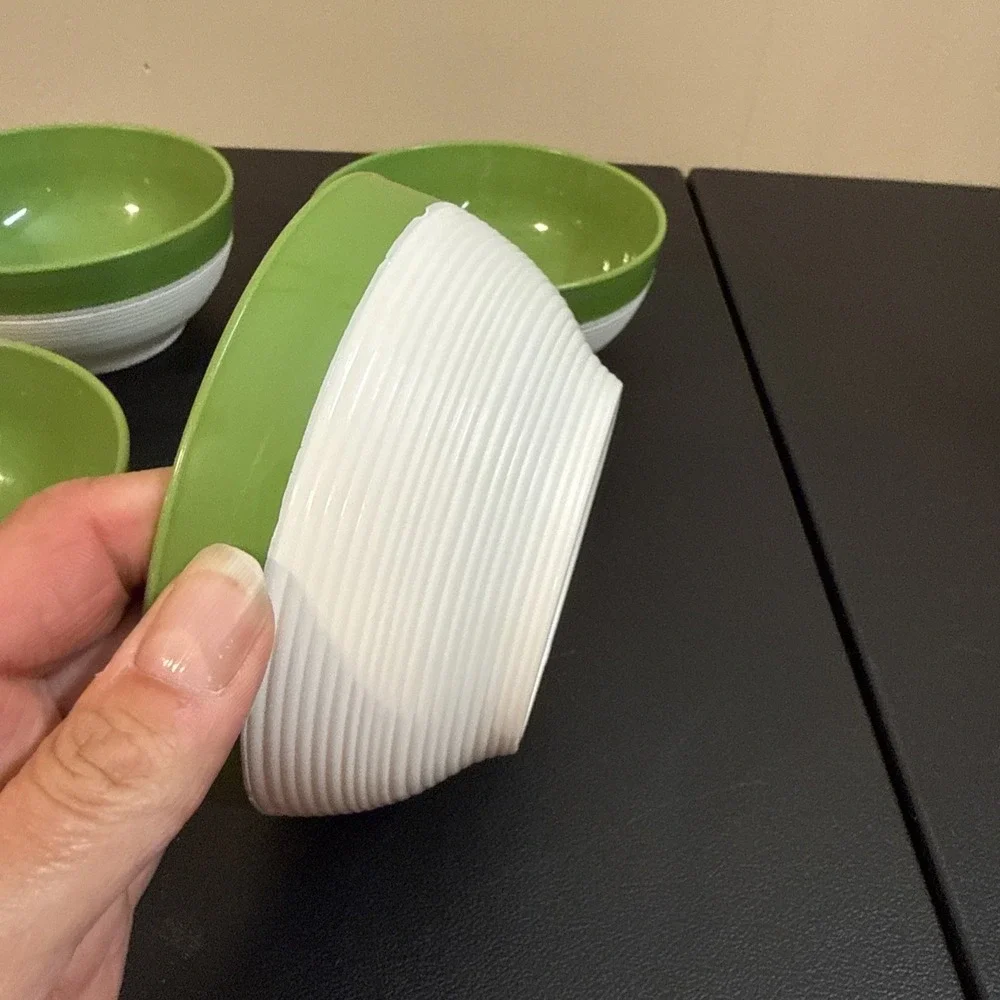 Set Of 4 Vintage Rafia Ware Thermo Temp Bowls. Green And White